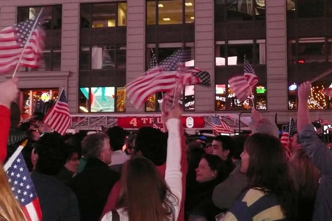 Cientos de personas, entre ellas algunos miembros del cuerpo de Bomberos de la ciudad, se daban cita en pleno corazón de Manhattan para celebrar la noticia de la muerte de Bin Laden