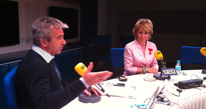 La presidenta de la Comunidad, Esperanza Aguirre, junto a Carles Francino, durante su entrevista en 'Hoy por hoy'
