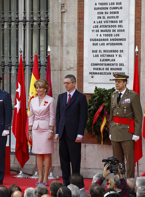 Esperanza Aguirre y Alberto Ruiz-Gallardón, ante la placa que conmemora el 11-M, durante las celebraciones del 2 de mayo en la Puerta del Sol de Madrid
