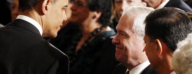 Barack Obama saluda al secretario de Defensa, Robert Gates, durante un acto de homenaje militar