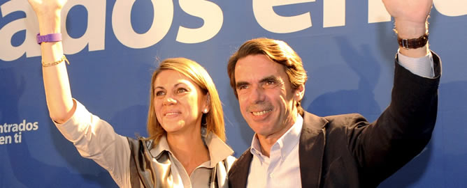 El ex presidente del Gobierno José María Aznar acompañado por la candidata del PP a la Presidencia de Castilla-La Mancha, María Dolores de Cospedal, durante el acto político celebrado esta tarde en Guadalajara