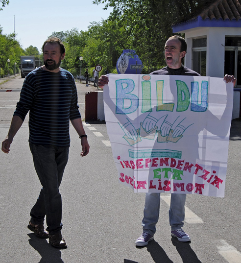 El preso etarra Ander Errandonea Arruti (d) enarbola una pancarta a favor de Bildu junto a uno de sus hermanos tras salir hoy de la prisión de Herrera de la Mancha (Manzanares), donde ha cumplido 25 años de condena por pertenencia a banda armada