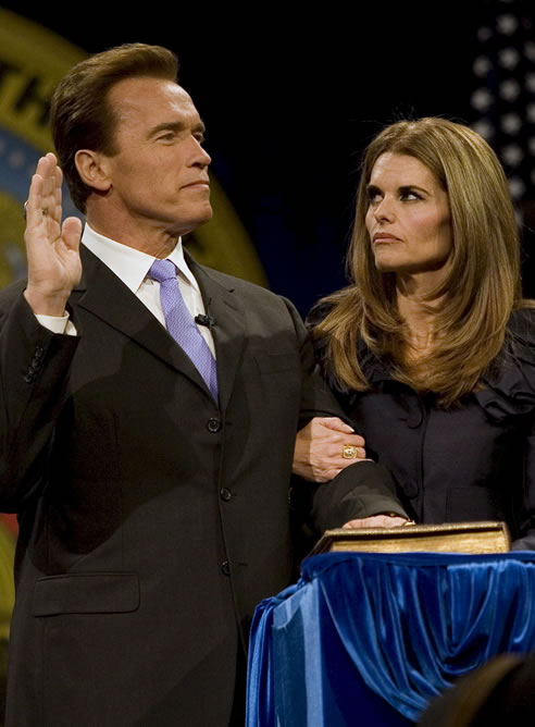 Fotografía de archivo tomada el 5 de enero de 2007 que muestra Arnold Schwarzenegger y a su mujer, Maria Shriver, durante su juramento como gobernador de California