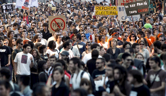 Miles de ciudadanos se han manifestado por las calles de Valencia, convocados por el movimiento denominado "Democracia real ya" Miles de ciudadanos se han manifestado por las calles de Valencia, convocados por el movimiento denominado "Democracia real ya"