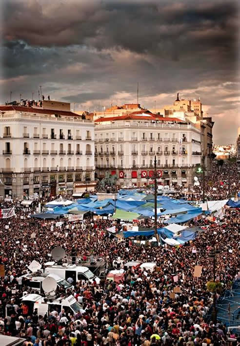 Vista aérea de la concentración convocada por la plataforma Democracia Real Ya que ha tenido lugar esta tarde en la Puerta del Sol, en Madrid.