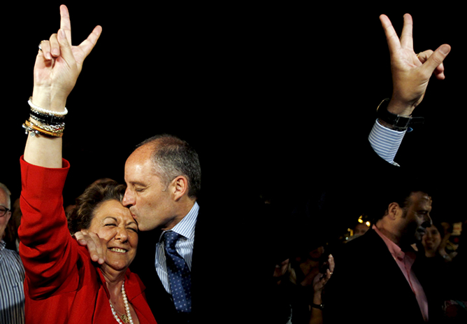 El presidente de Generalitat, Francisco Camps, y la alcaldesa de Valencia, Rita Barberá, se abrazan y besan, tras saberse ganadores de las elecciones.