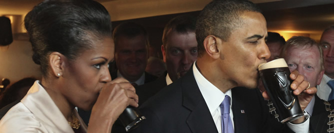 Barack Obama y su esposa Michelle toman una pinta de Guinness en el pub 'Ollie Hayes' de Moneygall