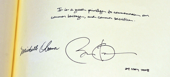 El presidente norteamericano firma en el libro de visitas de la Abadía de Westminster con fecha 2008