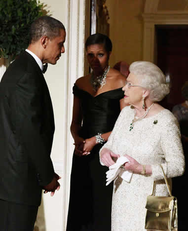 Isabel II despide a Obama con una cena de honor