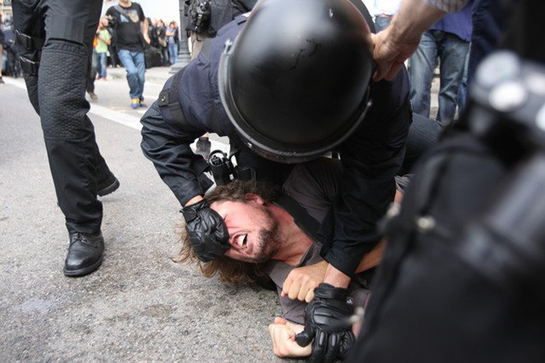 FOTOGALERIA: Un agente intenta desalojar a un joven 'indignado' del 'Movimiento 15-M' en Barcelona
