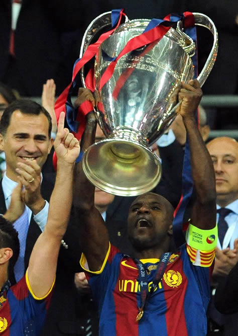 Eric Abidal celebra con el trofeo, tras la final de la Liga de Campeones de la UEFA contra el Manchester United en el estadio de Wembley en Londres (Reino Unido). El FC Barcelona ganó 3-1 y se coronó como nuevo campeón de Europa.