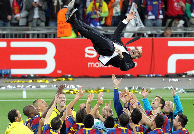 Los jugadores del FC Barcelona elevan a su técnico, Josep Guardiola tras la final de la Liga de Campeones de la UEFA contra el Manchester United en el estadio de Wembley en Londres (Reino Unido)