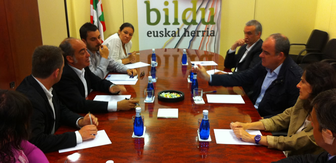 Reunión mantenida entre Bildu y el PNV en el primer día de la ronda de contactos que ha iniciado la coalición soberanista