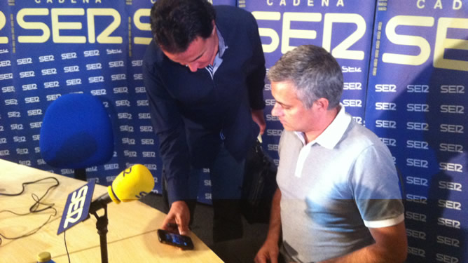 El director de 'El Larguero' y el técnico del Real Madrid, en los instantes anteriores a la entrevista.