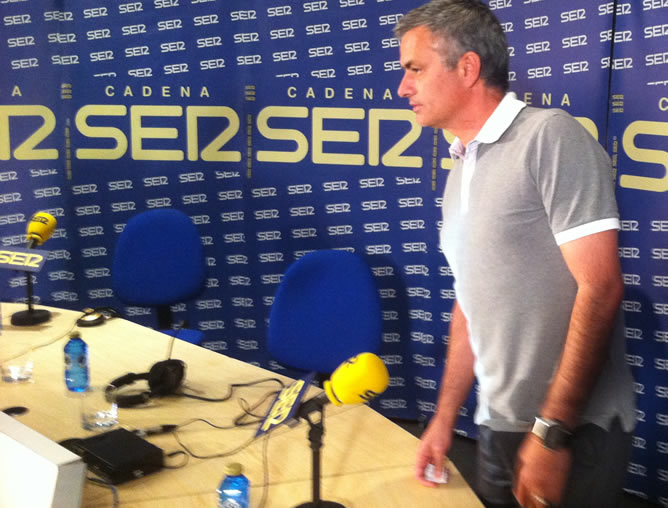 El entrenador del Real Madrid, José Mourinho, en los minutos previos a la entrevista con De la Morena, a la que han asistido alevines y estudiantes de periodismo.
