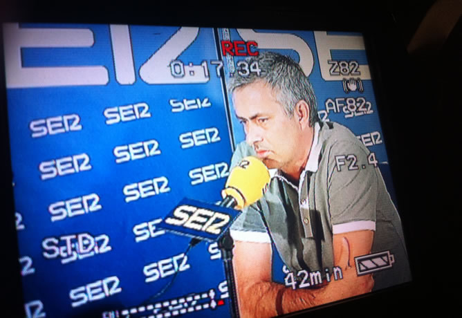 Las cámaras de Cadenaser.com captan a José Mourinho en uno de los momentos de la entrevista con José Ramón de la Morena en 'El Larguero'