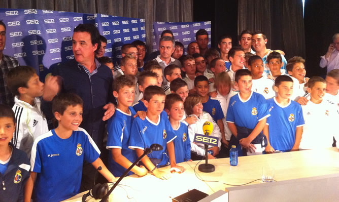 Los alevines del Real Madrid y de la escuela de fútbol de Brunete posan con José Ramón de la Morena y José Mourinho