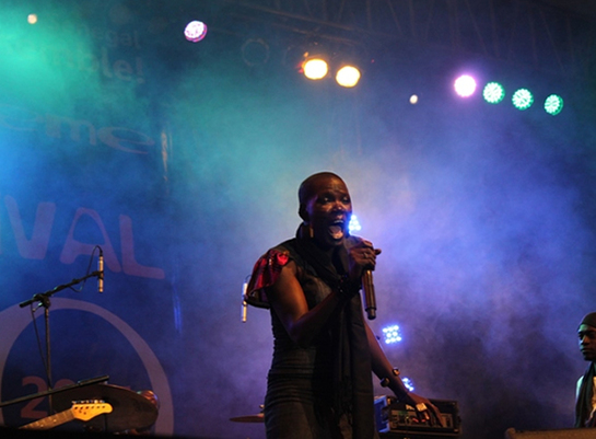 FOTOGALERIA: La telonera Njaaya, una joven cantante local
