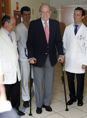 El rey Juan Carlos, junto al equipo médico que le ha atendido encabezado por el doctor Ángel Villamor (2d), tras recibir hoy el alta en el Hospital USP San José de Madrid, dos días después de ser sometido a una intervención quirúrgica en la que se le implantó una prótesis que sustituye a la articulación de su rodilla derecha.