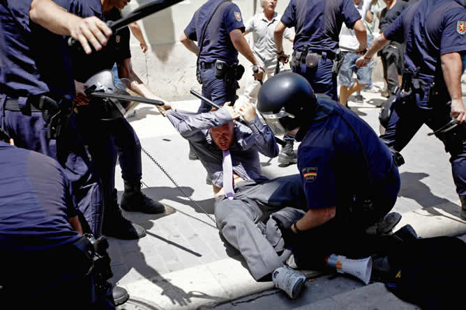 Agentes de la Policia Nacional han cargado este jueves contra los "indignados" del movimiento 15-M que protestaban ante Les Corts Valencianes durante la constitución de las mismas