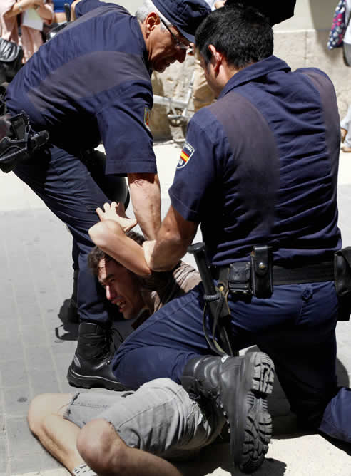 Agentes de la Policia Nacional han cargado este jueves contra los 'indignados' del movimiento 15-M en Valencia durante la constitución de las Cortes