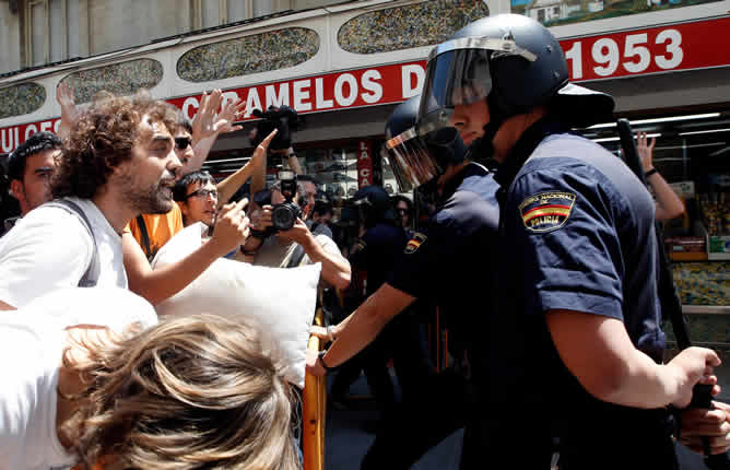 Varios 'indignados' del movimiento 15-M discutían con los agentes al finalizar el pleno en el Parlamento de Valencia este jueves