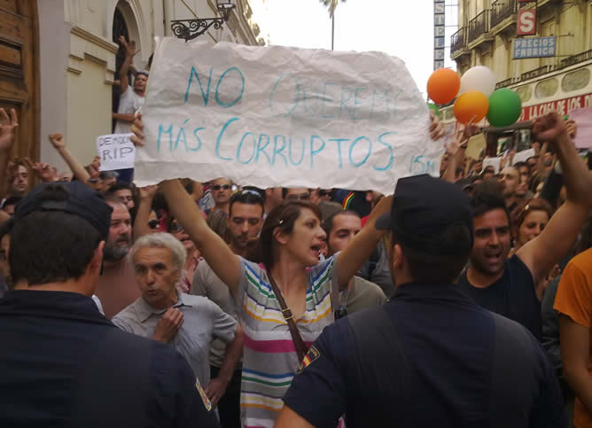 Decenas de 'indignados' se concentraban este jueves frente a las Cortes Valencianas