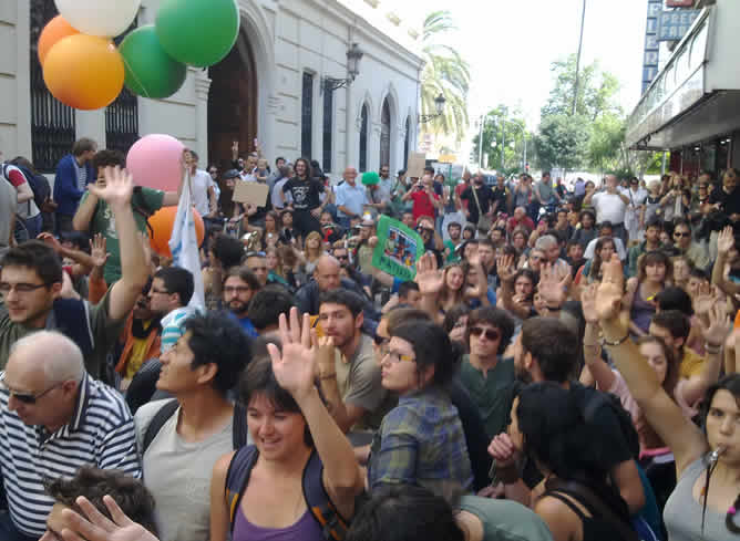 Un grupo de personas 'indignadas' relacionadas con el movimiento 15-M se ha congregado este jueves a las puertas de Les Corts Valencianes donde este jueves se ha celebrado la sesión constitutiva de la octava legislatura