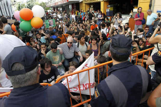 FOTOGALERIA: Con globos ante las Cortes Valencianas