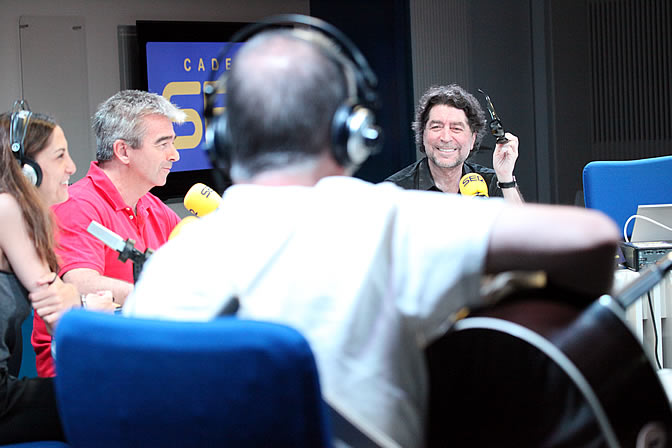 El cantane sonrie durante la entrevista con Carles Francino