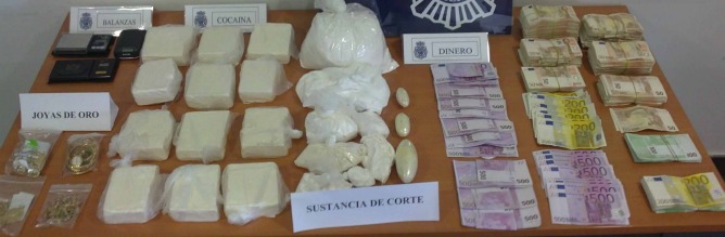 Los agentes han decomisado catorce kilos de cocaína, cerca de 174.000 euros y sustancias para cortar la droga
