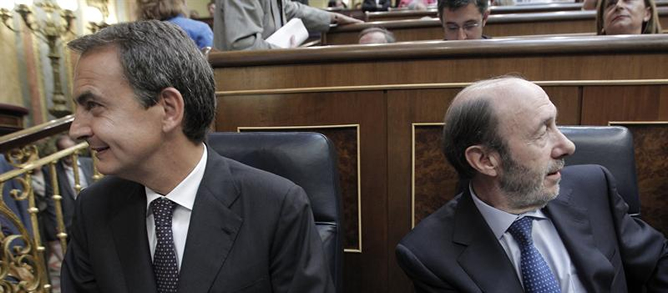 Rodríguez Zapatero y Pérez Rubalcaba, durante el pasado debate del estado de la nación