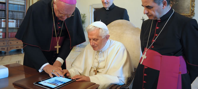 El papa Benedicto XVI (c) y los cardenales Celli, Becciu y Xuereb observan un i-pad en El Vaticano