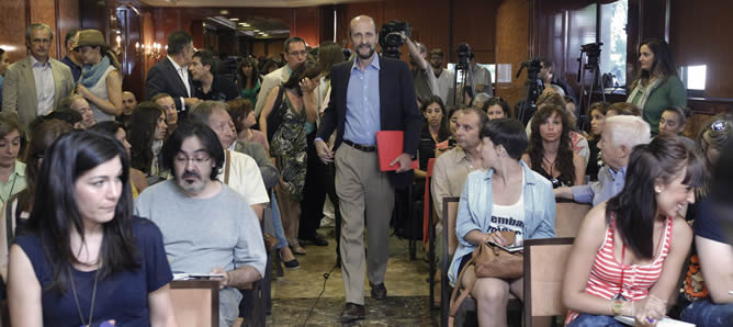 José Miguel Fernández-Sastrón, líder de la candidatura alternativa De Otra Manera (DOM) a la directiva de la Sociedad General de Autores y Editores (SGAE), a su llegada a la rueda de prensa que su formación ha dado este miércoles en Madrid
