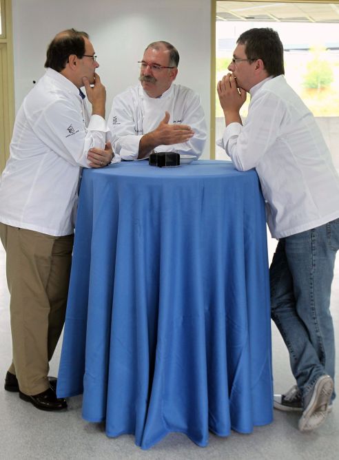 El cocinero Pedro Subijana (en el centro), junto a Hilario Arbelaitz (izquierda) y Andoni Luis Aduriz (derecha).