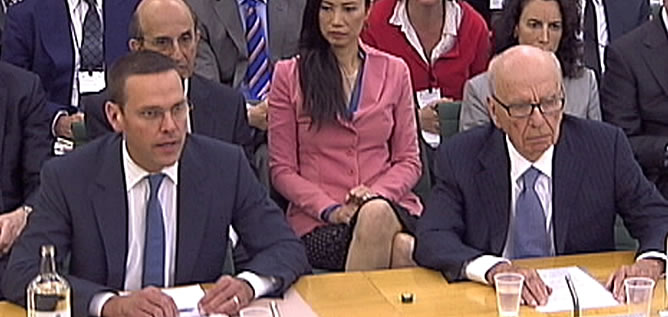 James y Rupert Murdoch, durante su comparecencia en la Cámara de los Comunes