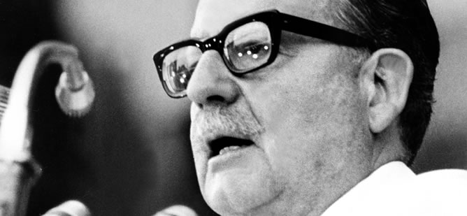 Un informe del Servicio Médico Legal confirma que Allende se quitó la vida