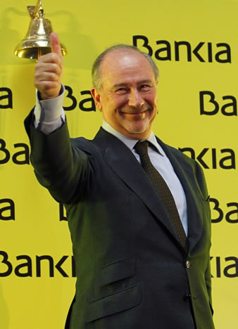 El presidente de Bankia, Rodrigo Rato, tras dar el tradicional toque de campana en el inicio de la negociación en Bolsa de las acciones del grupo
