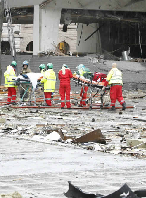 Los servicios de emergencia continúan buscando posibles heridos en el interior de los edificios, que sufren graves desperfectos.