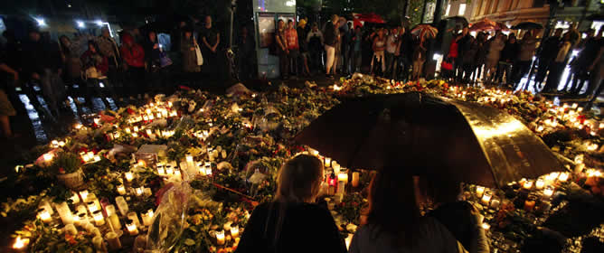 Durante toda la noche y pese a la lluvia miles de personas han velado a las víctimas de la masacre