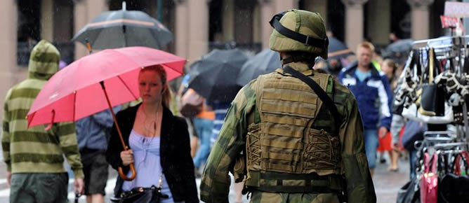 Un efectivo armado de la policía noruega camina por las calles de Oslo como parte del refuerzo de seguridad que se ha producido en el centro de la ciudad noruega