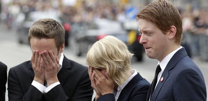 Algunos de los supervivientes de la masacre en la isla de Utoya rompen a llorar durante el funeral en la catedral de Oslo