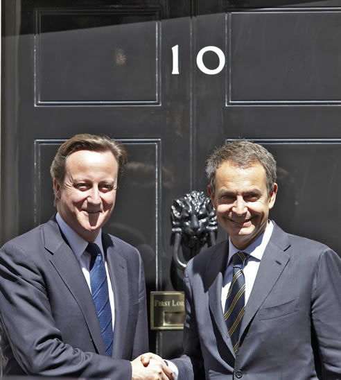 El presidente del Gobierno, José Luis Rodríguez Zapatero se reúne por primera vez con el primer ministro británico.