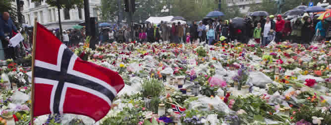 Miles de flores en homenaje a las víctimas de los dos ataques de Oslo en la catedral de la capital noruega