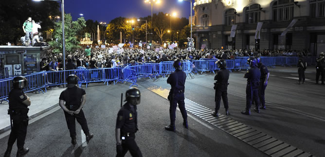 Cientos de indignados se manifiestan en la Carrera de San Jerónimo de Madrid, en las inmediaciones del Congreso de los Diputados, tras los incidentes sucedidos esta tarde en la Puerta del Sol donde tuvo lugar un desalojo a cargo de la Policía.