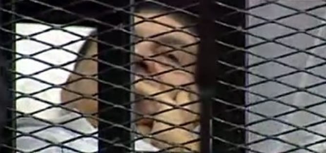 Hosni Mubarak durante su comparecencia en el juicio