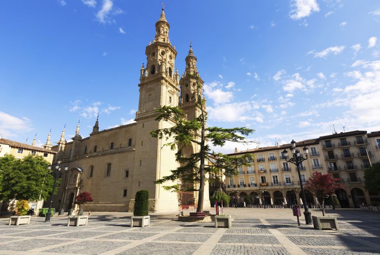 La plaza del Mercado de Logroño, donde se ubica la concatedral de la Redonda. Al fondo, la calle Portales.