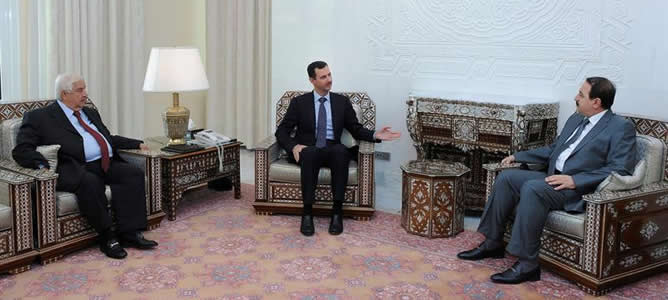 Una imagen cedida por la agencia siria Sana, en la que aparece el presidente sirio Bashar Assad (al centro) reunido con Riyad Hadad (a la derecha) el nuevo embajador sirio en Rusa, y Walid al-Moallem (a la izquierda) ministro de Exteriores de Siria, en Damasco, Siria