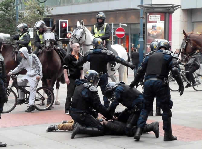 Los detenidos por los disturbios y asaltos en Reino Unido se acercan a 800