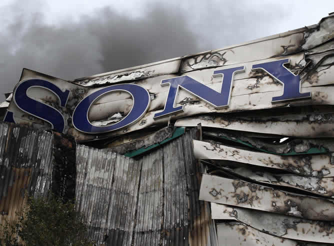En la fotografía, los restos de la sede de distribución de Sony tars los disturbios de esta noche.